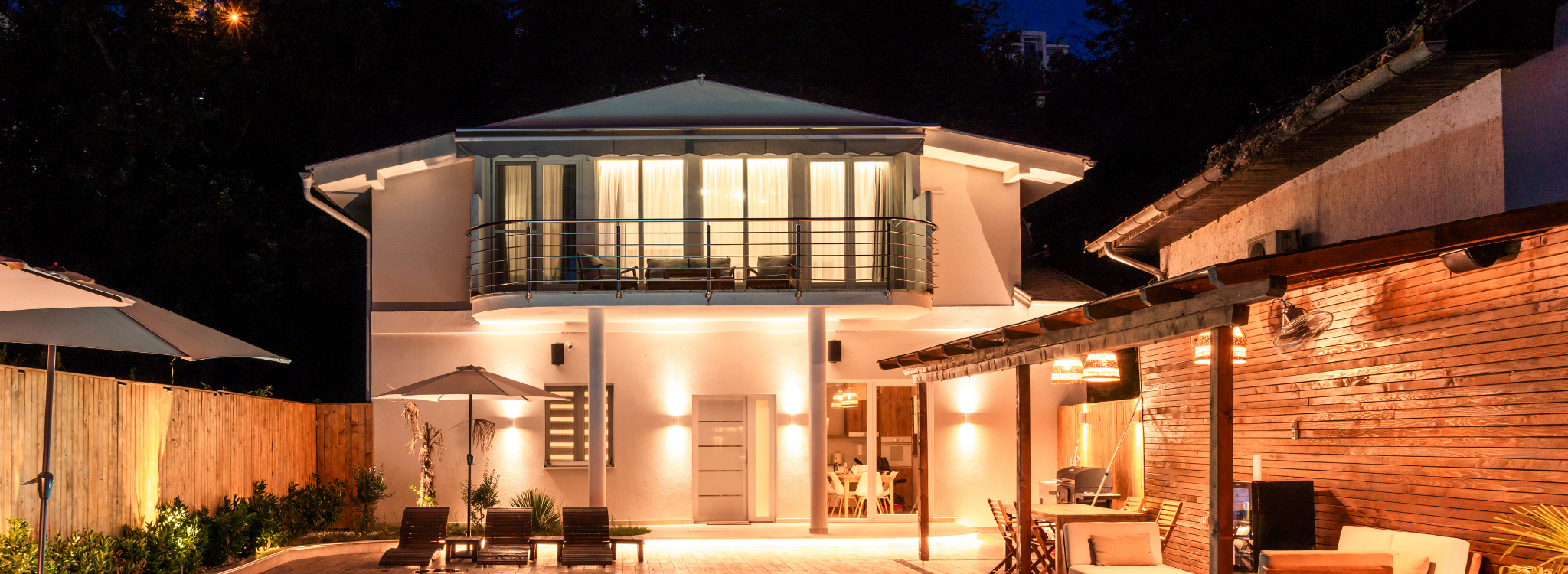 Spotlight vs Floodlight: Which is Better for Your Yard? - ALUSSO LIGHTING